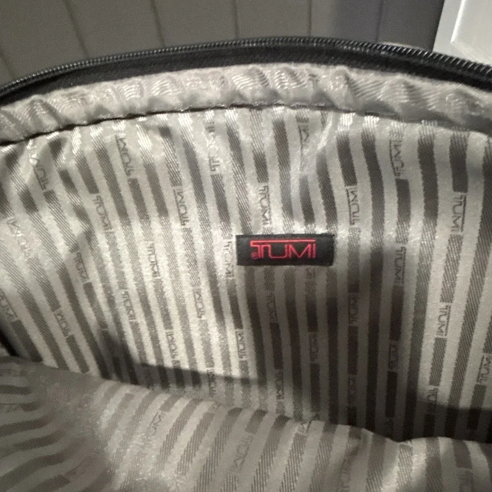Tumi Black Leather Laptop Briefcase Bag with Handles & Zippered Pockets